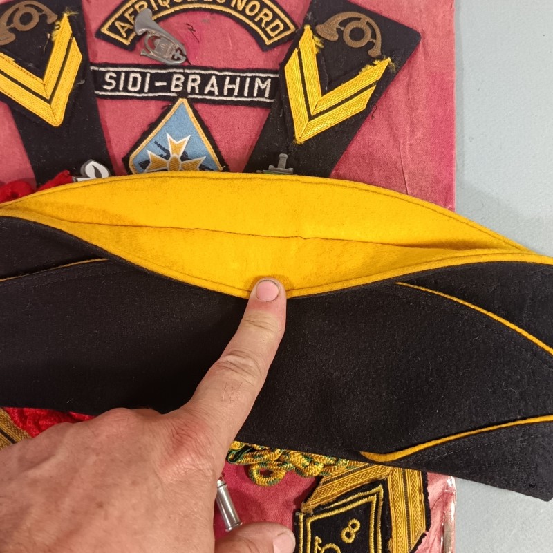 ENSEMBLE D'UN ANCIEN SERGENT DES CHASSEURS ALPINS FOURRAGERES CALOT INSIGNE EPAULETTES BANDES DE BRAS